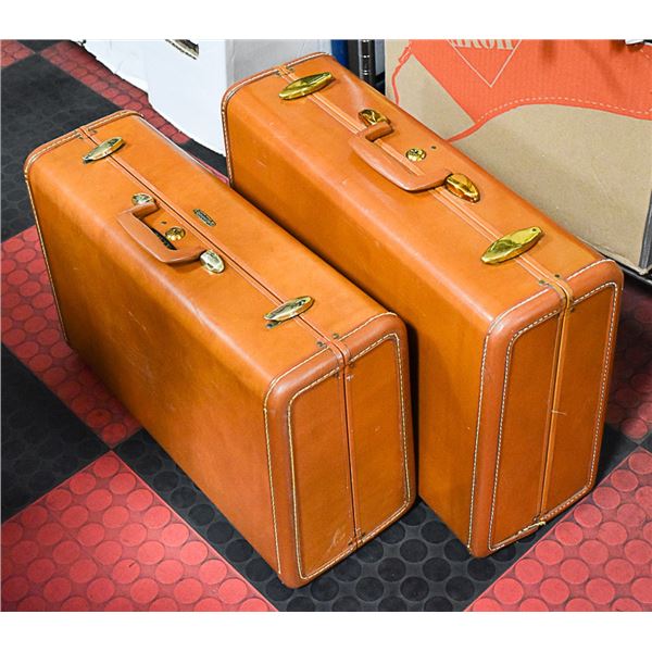 2 CLASSIC SUITCASES - LUGGAGE WITH KEYS