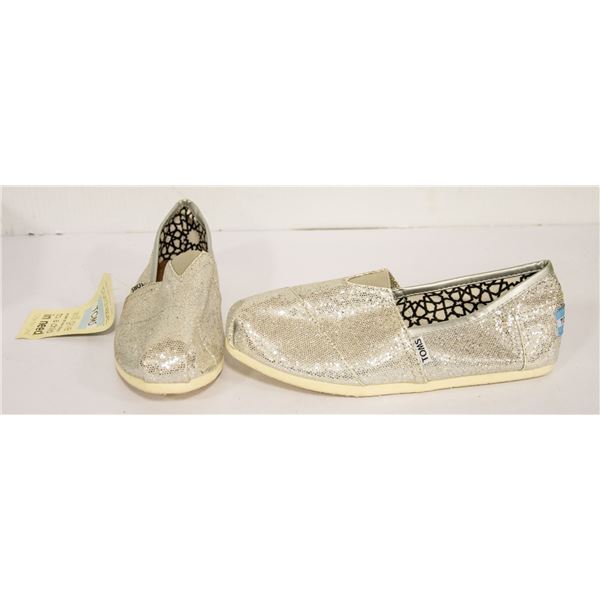 PAIR OF LADIES TOMS BRAND SUMMER SEQUENCE