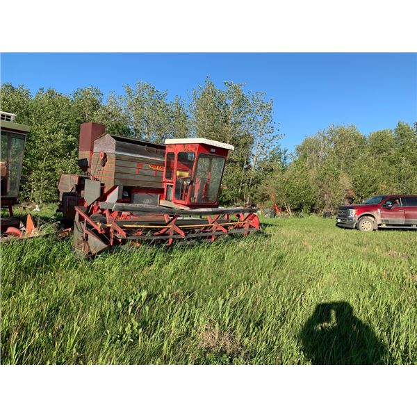 Versatile SP Combine w/Straightcut Header