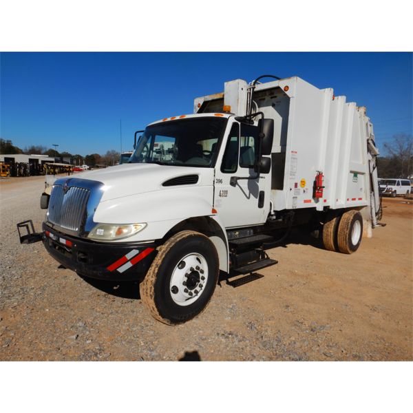 2004 INTERNATIONAL 4300 Garbage / Sanitation Truck