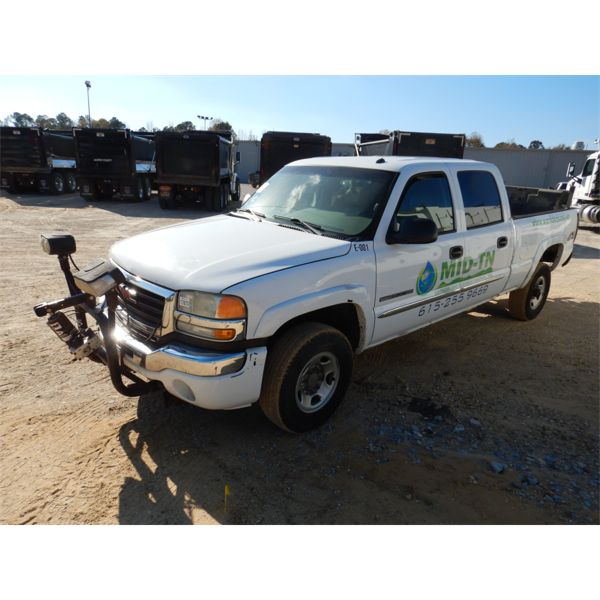 2005 GMC 2500 HD Plow / Spreader Truck