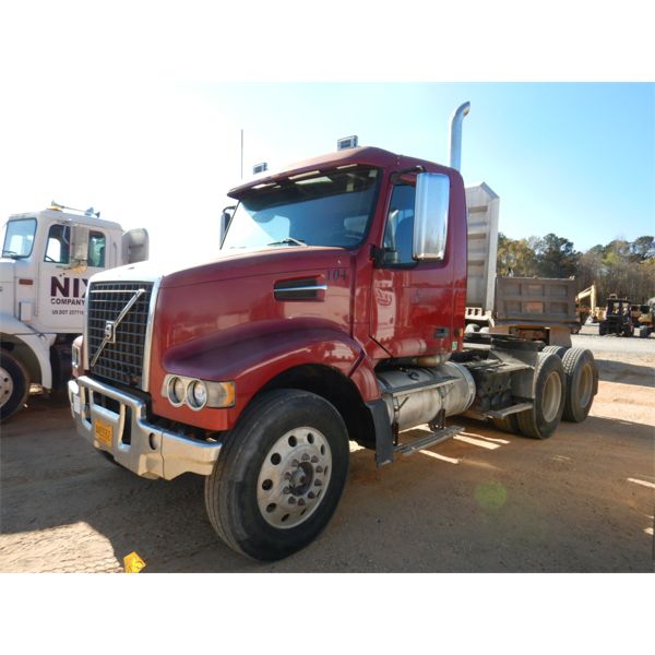 2007 VOLVO VHD Day Cab Truck