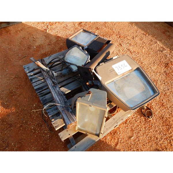 (4) OUTDOOR LIGHTS  (B9)