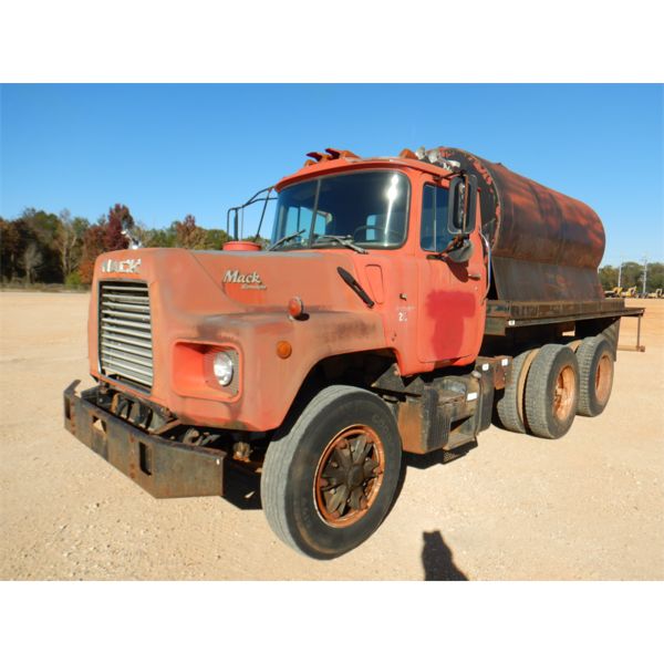 1989 MACK DM688S Water Truck