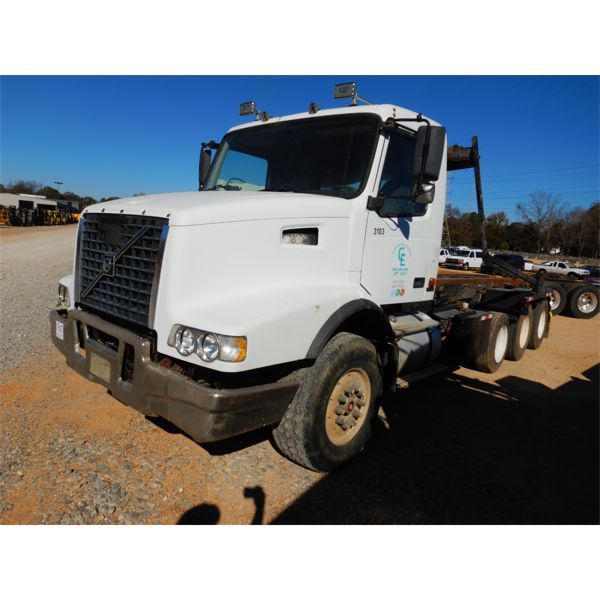 2006 VOLVO VHD Roll Off Truck