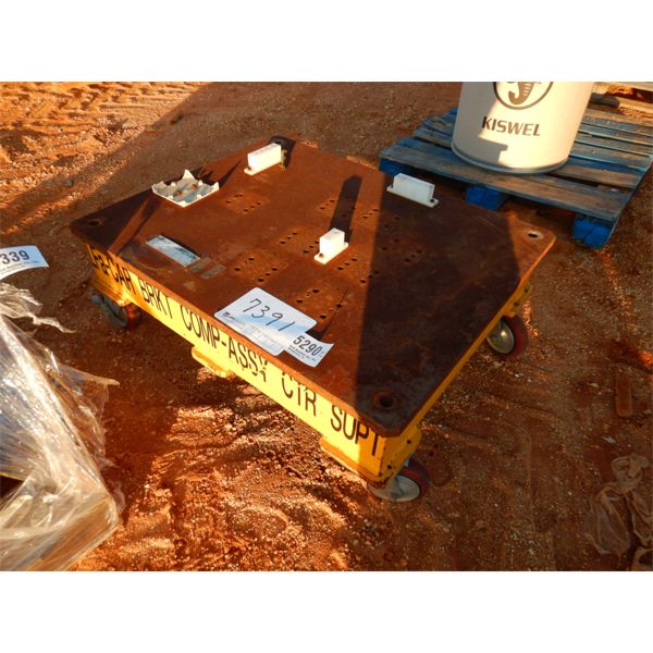 31" X 39" ROLL AROUND METAL CART (B9)