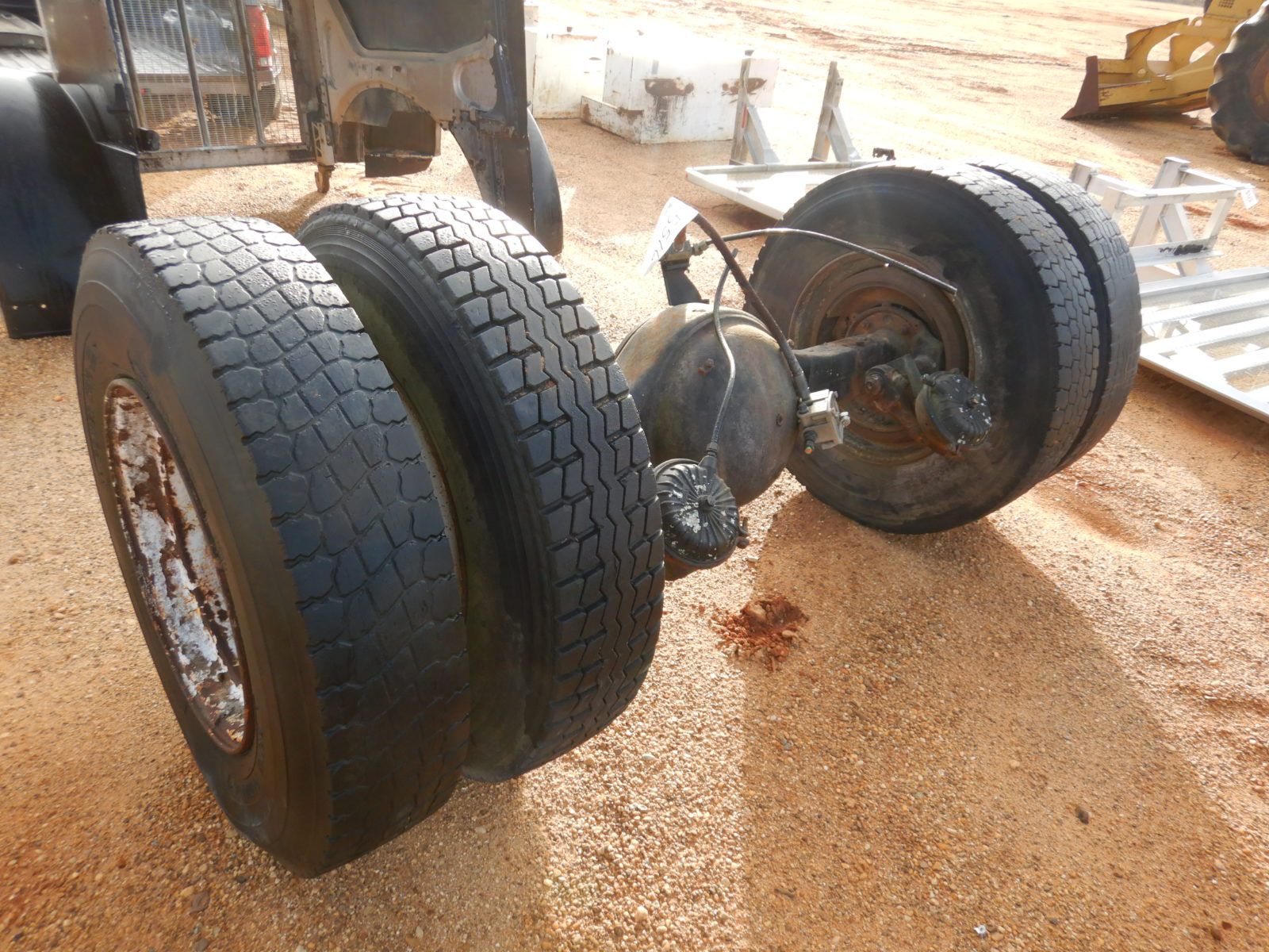 TRUCK/TRACTOR DRIVE AXLE W/DUEL TIRES & RIMS (A1)
