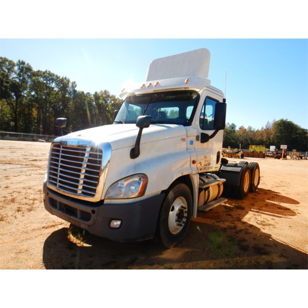 2011 FREIGHTLINER CASCADIA Day Cab Truck