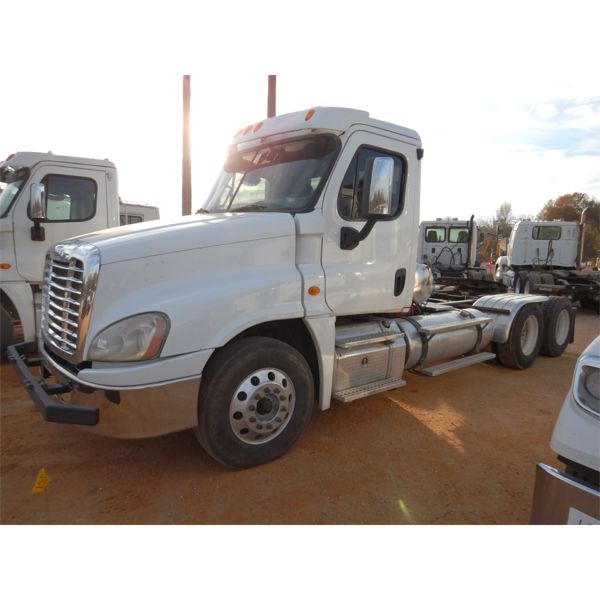 2013 FREIGHTLINER CASCADES CA125DC Day Cab Truck