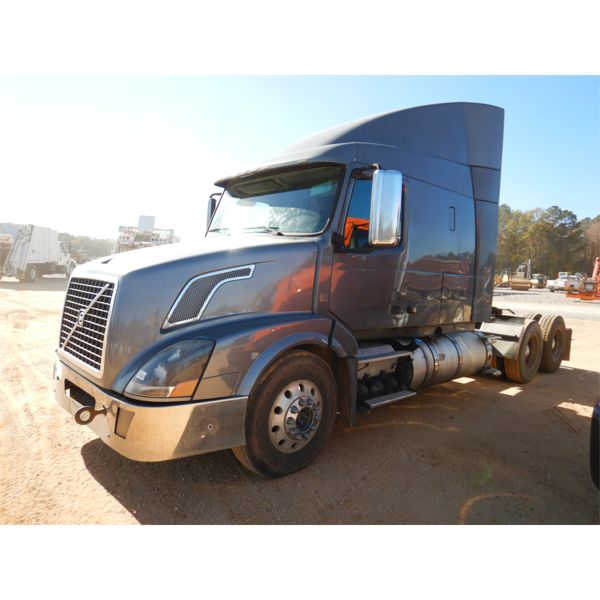 2012 VOLVO VN Sleeper Truck
