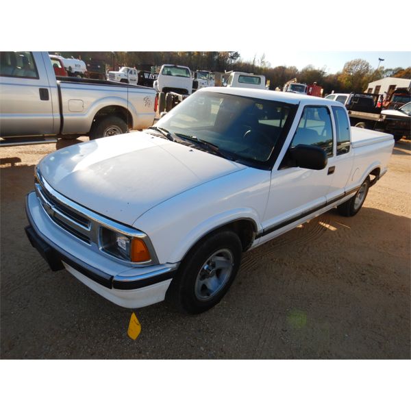 1996 CHEVROLET S10 LS Pickup Truck