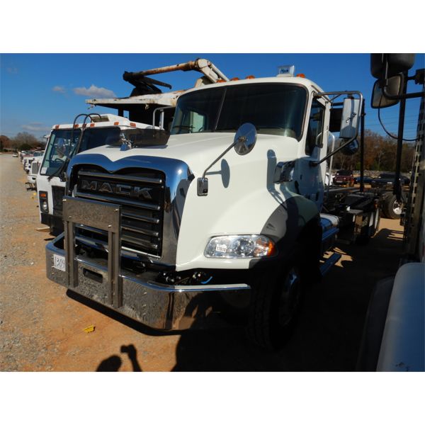2015 MACK GU813 Roll Off Truck