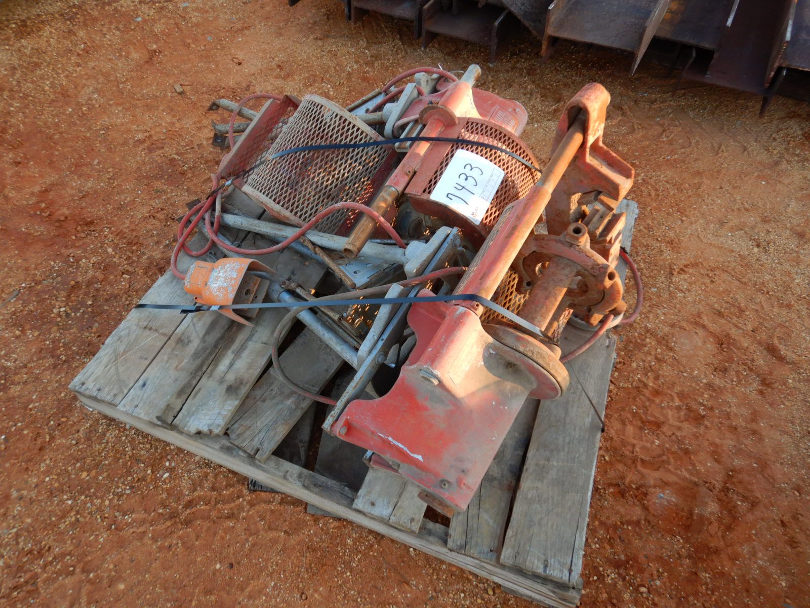 (1) PALLET PIPE THREADER (B-9)