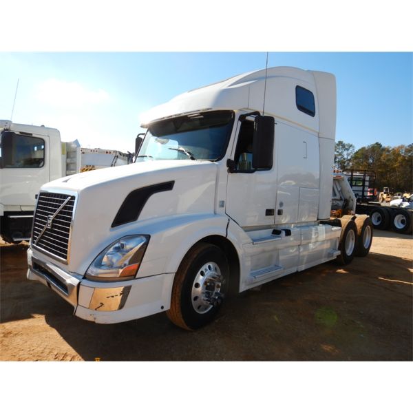 2012 VOLVO VN Sleeper Truck