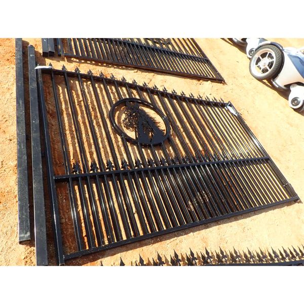 16' METAL GATE W/ HORSE SCENE W/ POST (B-6)