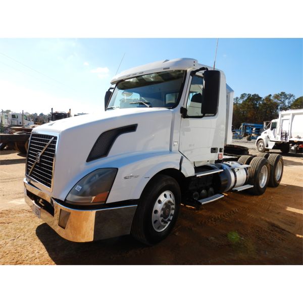 2013 VOLVO VN Day Cab Truck