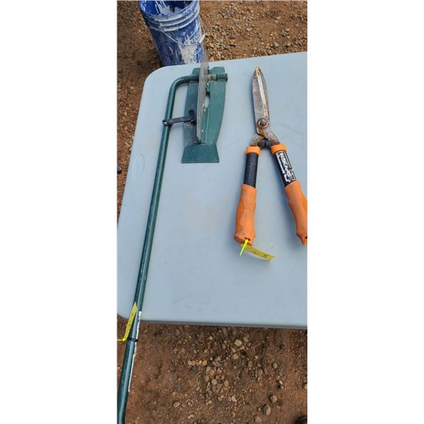 GARDEN FOOT EDGER AND GARDENING SHEERS