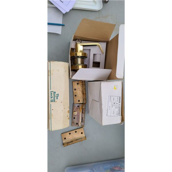 CLUTCH GRADE 2 LEVEREST 2-3/4" DOOR HANDLES ITEM NO. 32-5880 US3 QTY 2. PLUS THE ATRIUM LOCK II