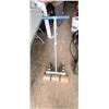 Image 3 : STEEL FLOOR ROLLER BOW TOOLS 18"