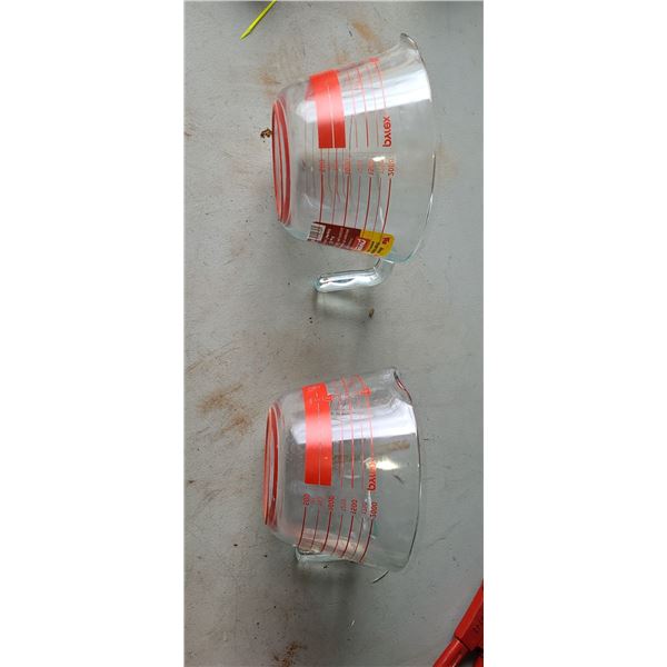 2 LARGE PYREX MEASURING CUPS 2L EACH