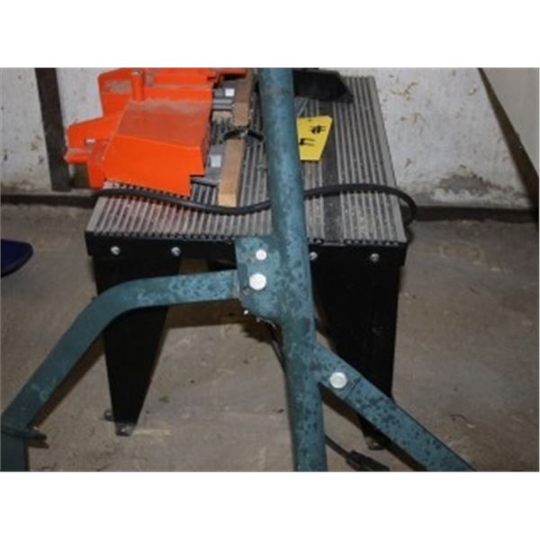 ROUTER TABLE & GREEN LOG ROLLER