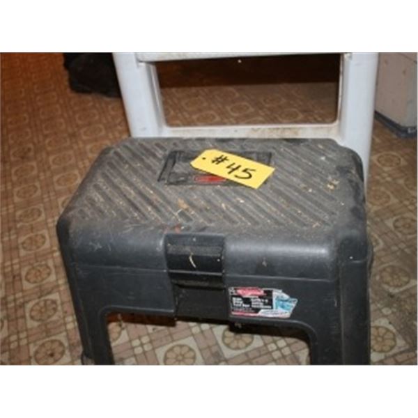 2 PLASTIC STEP STOOLS