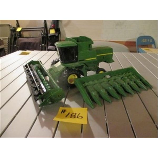 ERTL TITAN 2 J.D. METAL TOY COMBINE C/W 2 HEADERS