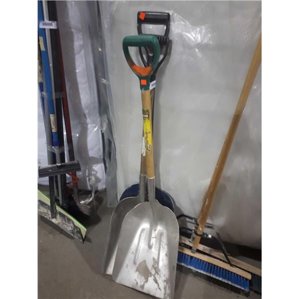 Lot of 3 Shovels