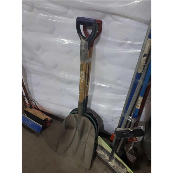 Lot of 3 Shovels