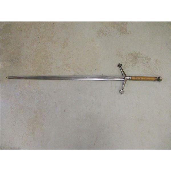 REPLICA TWO HANDED CLAYMORE