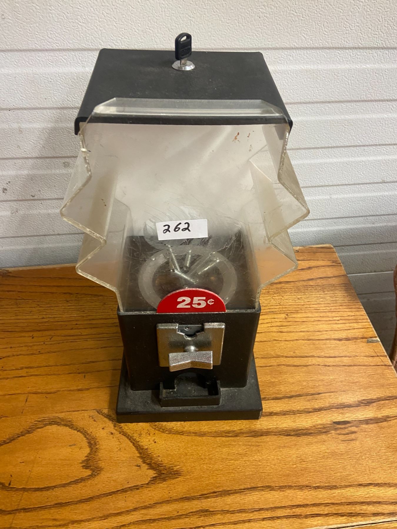 25¢ table top candy machine, has keys, works. 18