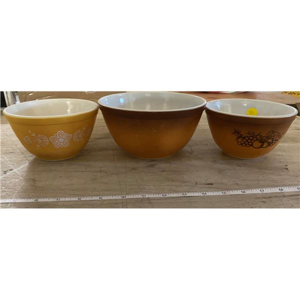 3 PYREX MIXING BOWLS