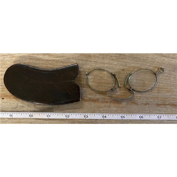 1800'S NOSE CLIP GLASSES W/CASE