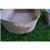 Image 11 : Vintage Steel Bathtub (46"×25"×14") & 10 Gal. + 20 Gal. Galvanized Washtubs