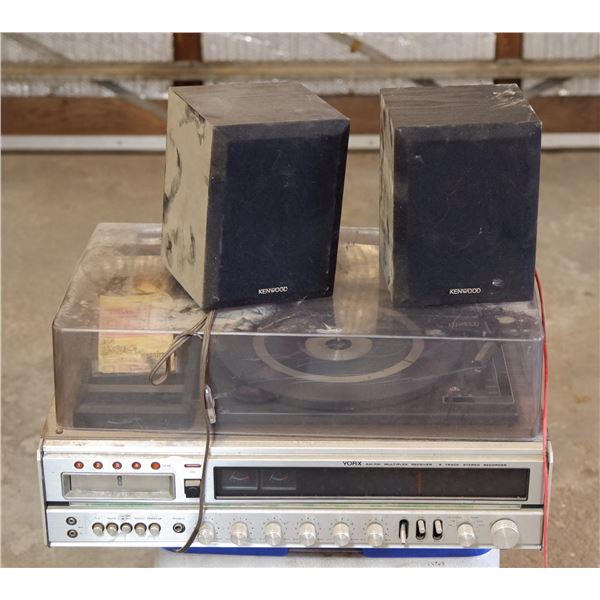 Yorx AM/FM/Turntable/8Track Player + 2 Speakers & 8Track Tapes