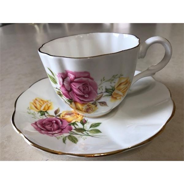 Vintage Elizabethan Fine bone China" Roses gold trim"