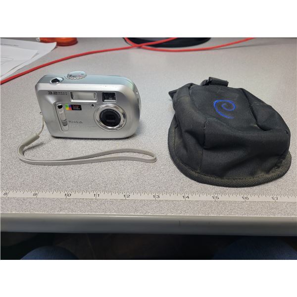 Kodak 3.2 Mega Pixel Easy Share CX7300 camera with carrying case