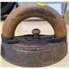 Image 4 : 2 Sad Irons (One With Handle)