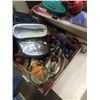 Image 2 : 2 TRAYS OF WINE COOLER, COLLECTABLES, BUG ZAPPER RACKET