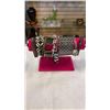 Image 2 : 2 TRAYS AND STAND OF RINGS AND BANGLES