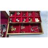 Image 4 : 2 jewelry cases with jewelry