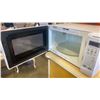 Image 2 : WHITE PANASONIC MICROWAVE