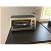 Image 2 : FRIGIDAIRE MICROWAVE AND BLACK AND DECKER TOASTER OVEN