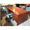 Image 2 : MAHOGANY 6' EXECUTIVE DESK WITH MATCHING 9' CREDENZA