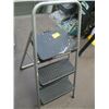 Image 2 : 3 STEP FOLDING LADDER