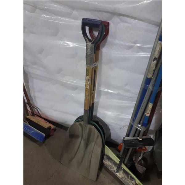 Lot of 3 Shovels