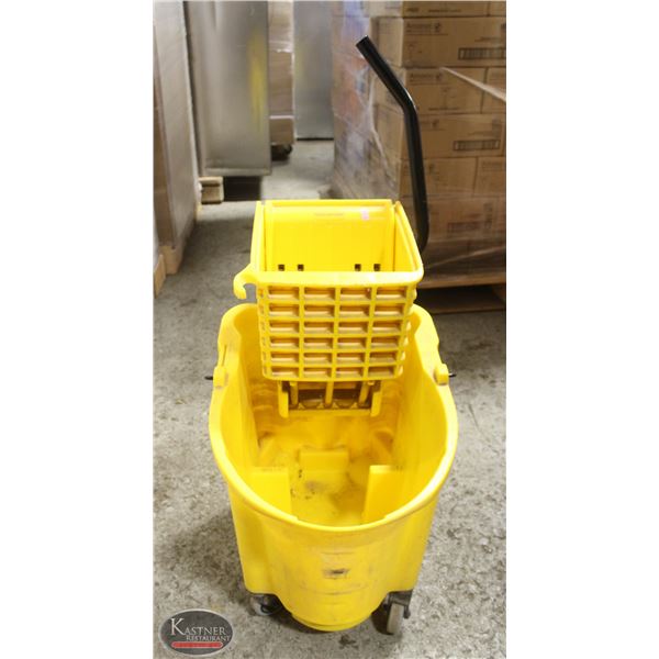 RUBBERMAID MOP BUCKET W/ WRINGER