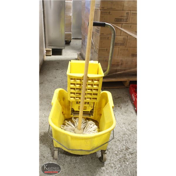 RUBBERMAID MOP BUCKET W/ WRINGER