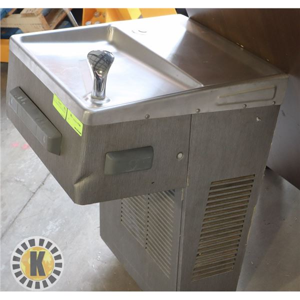 WALL-MOUNT WATER FOUNTAIN