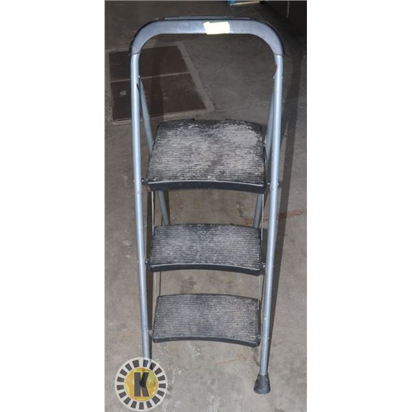 3-STEP FOLDING LADDER